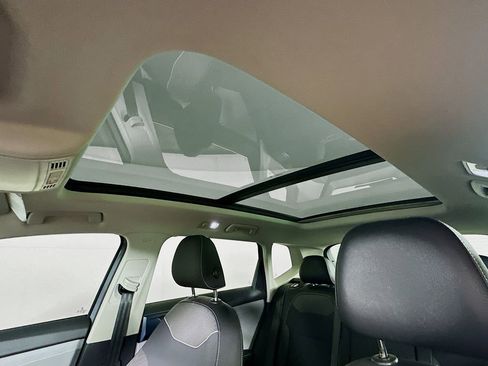 Used 2024 Volkswagen Taos SE w/ Panoramic Sunroof Package FWD image 29