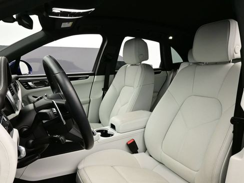 Certified 2025 Porsche Macan AWD/4WD image 5