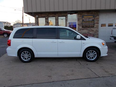 Used 2019 Dodge Grand Caravan SE FWD image 2