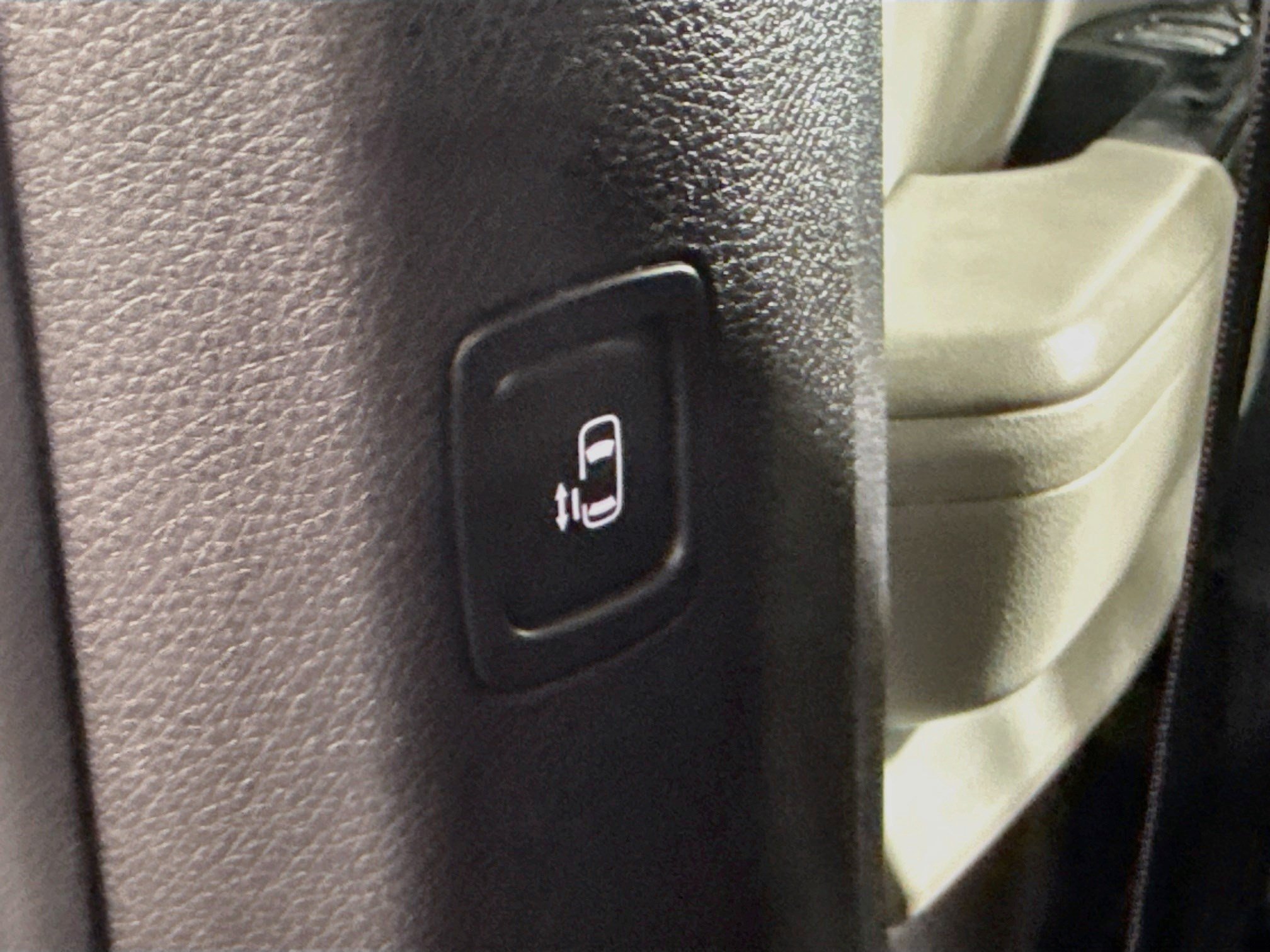 Used 2024 Kia Carnival LX FWD image 45