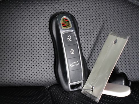 Certified 2022 Porsche Cayenne Platinum Edition AWD/4WD image 34