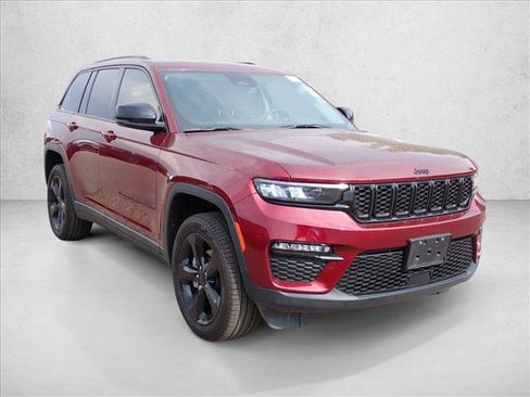 Used 2023 Jeep Grand Cherokee Limited w/ Black Appearance Package AWD/4WD image 4