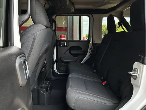 Used 2025 Jeep Wrangler Unlimited Sahara AWD/4WD image 11