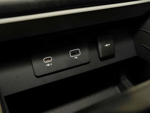 Used 2023 Land Rover Defender 130 SE image 19