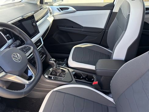 New 2026 Volkswagen Taos SE image 10