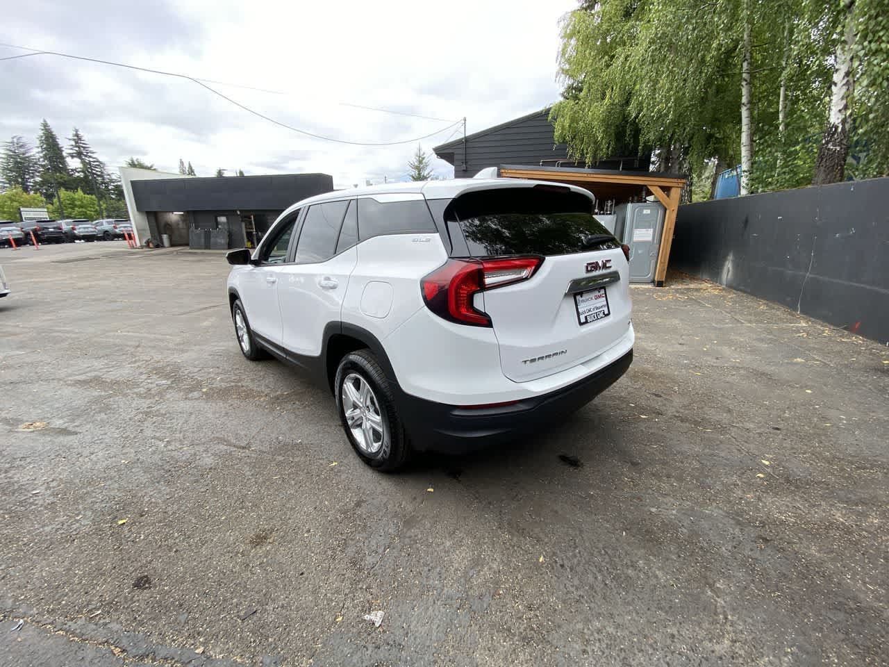 Used 2024 GMC Terrain SLE AWD/4WD image 4