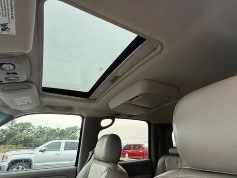 Used 2005 Chevrolet Suburban LT w/ Preferred Equipment Group AWD/4WD image 8
