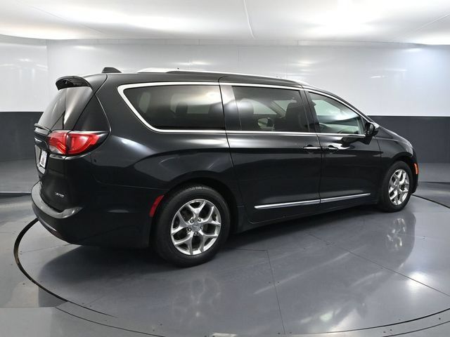 Used 2018 Chrysler Pacifica Limited FWD image 3