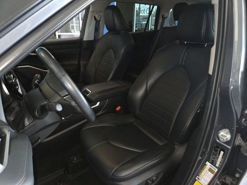 Used 2021 Toyota Highlander XLE FWD image 11