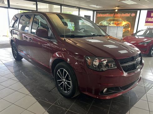 Used 2018 Dodge Grand Caravan SE image 3