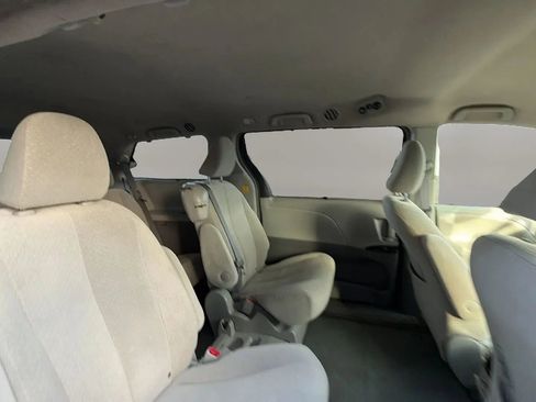 Used 2012 Toyota Sienna LE w/ Towing Pkg image 29