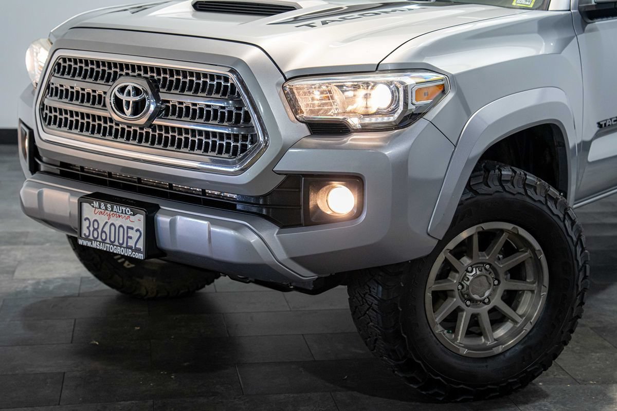 Used 2017 Toyota Tacoma TRD Sport w/ Tow Package AWD/4WD image 10