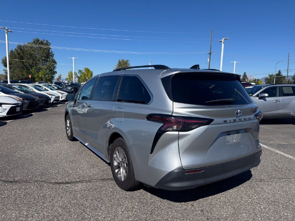 Used 2024 Toyota Sienna XLE FWD image 3