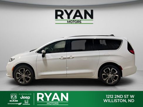 New 2026 Chrysler Pacifica Pinnacle image 6