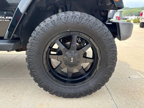 Used 2014 Jeep Wrangler Unlimited Rubicon w/ Connectivity Group AWD/4WD image 47