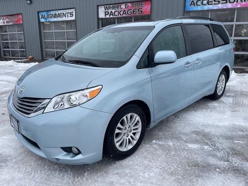Used 2015 Toyota Sienna XLE image 3