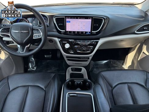 Used 2024 Chrysler Pacifica Touring-L FWD image 10