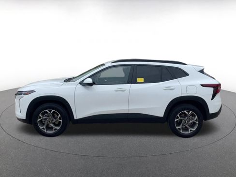 Used 2025 Chevrolet Trax LT w/ LT Convenience Package image 9