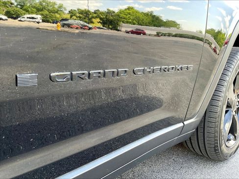 Used 2023 Jeep Grand Cherokee Limited w/ Black Appearance Package AWD/4WD image 24