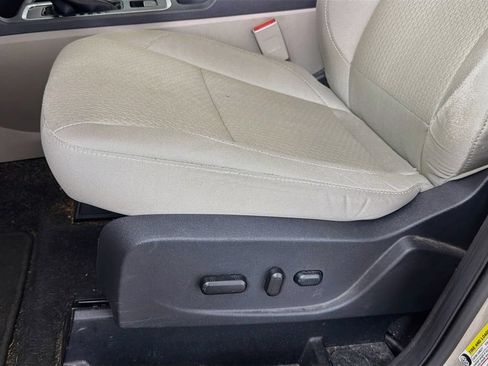 Used 2017 Ford Escape SE w/ Equipment Group 201A FWD image 21