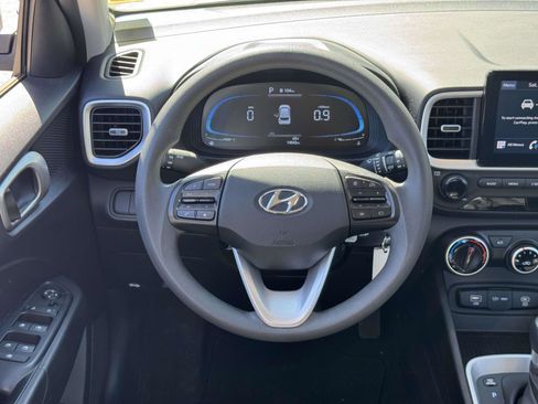 Used 2024 Hyundai Venue SE FWD image 11