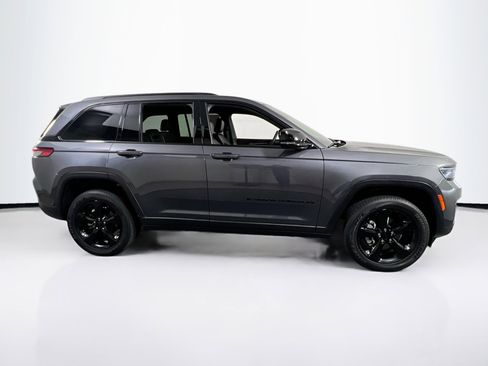 Used 2023 Jeep Grand Cherokee Altitude image 4
