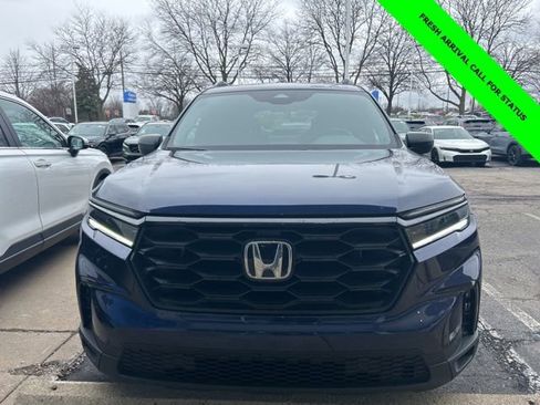 Used 2025 Honda Pilot Sport image 1