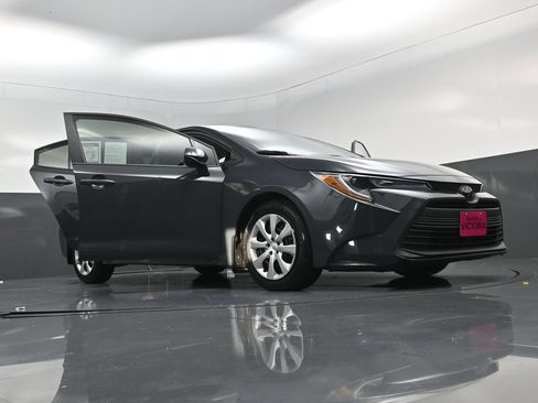Used 2025 Toyota Corolla LE FWD image 28
