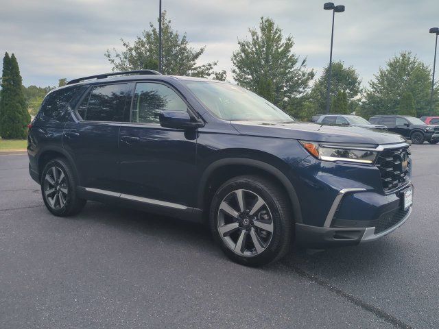 Used 2025 Honda Pilot Touring image 1
