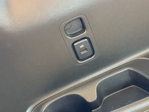 Used 2023 Buick Enclave Essence image 18