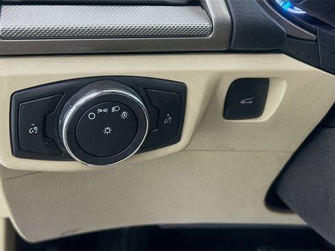 Used 2015 Ford Fusion SE image 10
