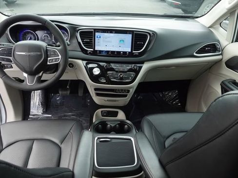 Used 2024 Chrysler Pacifica Touring-L image 25
