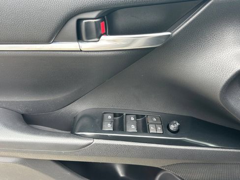 Used 2019 Toyota Camry LE FWD image 11