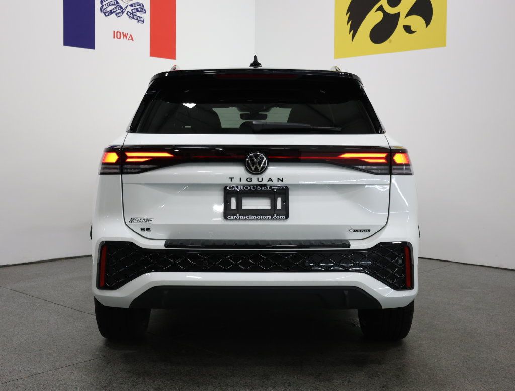 Used 2025 Volkswagen Tiguan SE R-Line AWD/4WD image 11