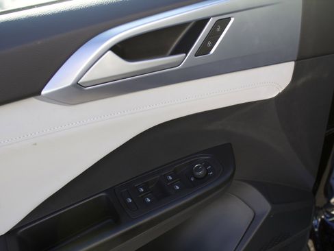 New 2025 Volkswagen Taos SE image 9