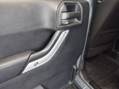 Used 2015 Jeep Wrangler Unlimited Rubicon w/ Connectivity Group image 15