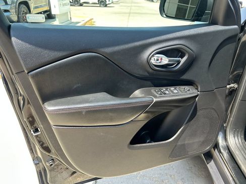 Used 2020 Jeep Cherokee Trailhawk AWD/4WD image 10