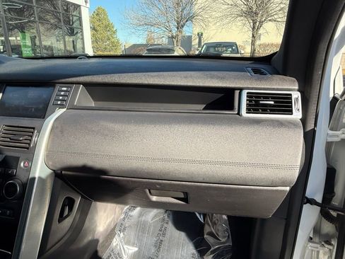 Used 2017 Land Rover Discovery Sport SE image 28