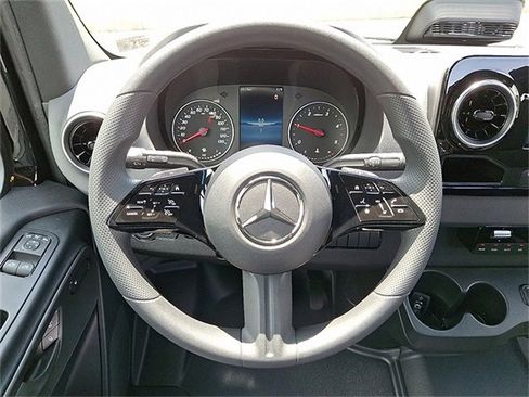 Used 2025 Mercedes-Benz Sprinter 2500 image 18
