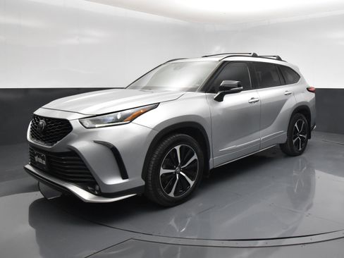 Used 2021 Toyota Highlander XSE FWD image 2