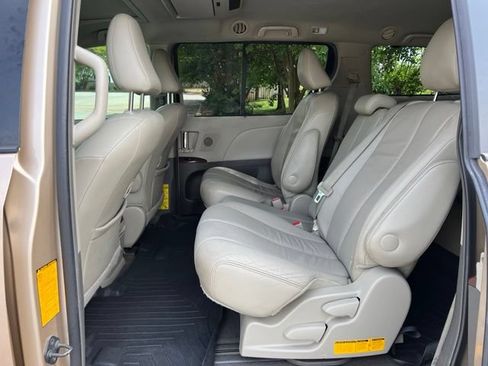Used 2013 Toyota Sienna XLE w/ Premium Pkg FWD image 15