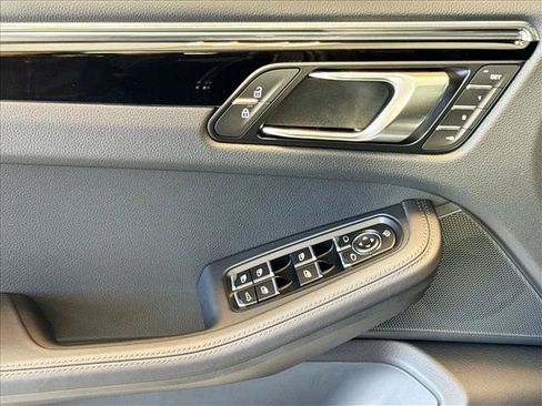 Certified 2026 Porsche Macan AWD/4WD image 11