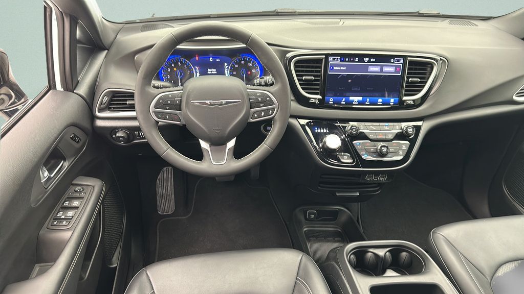 Used 2025 Chrysler Pacifica Select FWD image 10