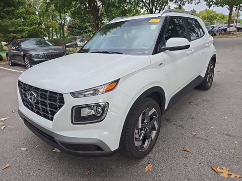 Used 2026 Hyundai Venue SEL FWD image 4