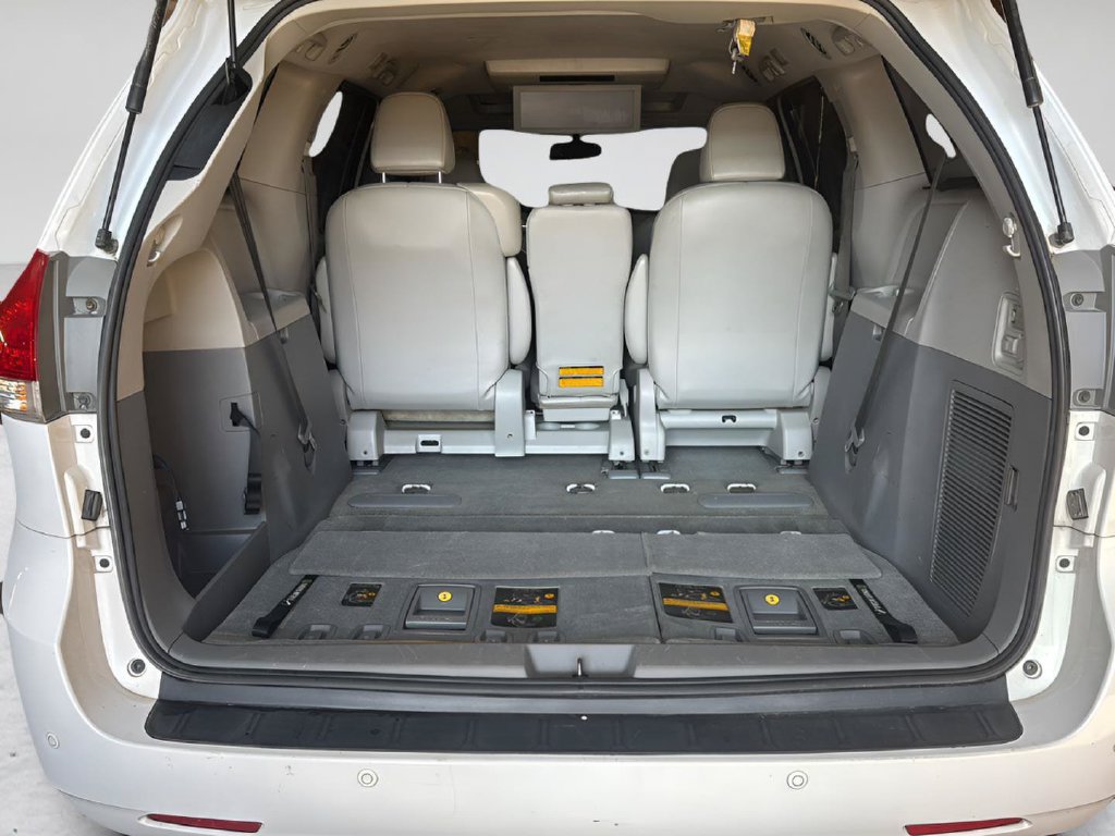 Used 2014 Toyota Sienna XLE w/ Entertainment Package FWD image 35
