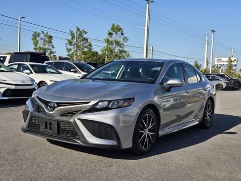 Used 2024 Toyota Camry SE image 3