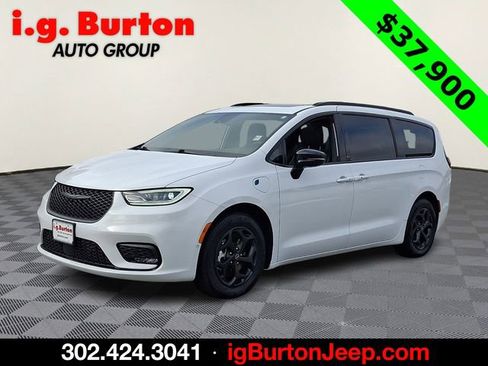 Used 2025 Chrysler Pacifica Premium image 3