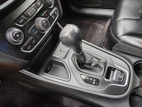 Used 2019 Jeep Cherokee Latitude Plus FWD image 25