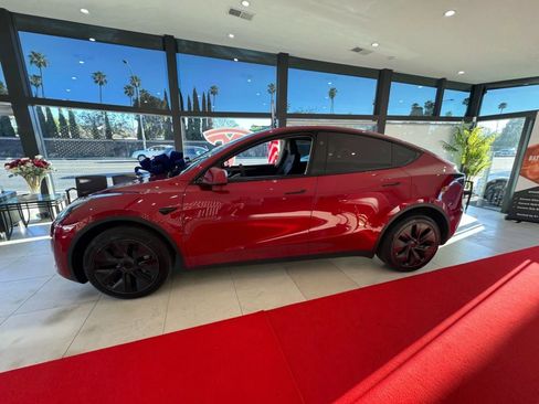 Used 2024 Tesla Model Y Long Range AWD/4WD image 9