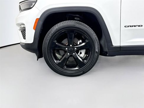 Used 2023 Jeep Grand Cherokee Limited w/ Black Appearance Package AWD/4WD image 34